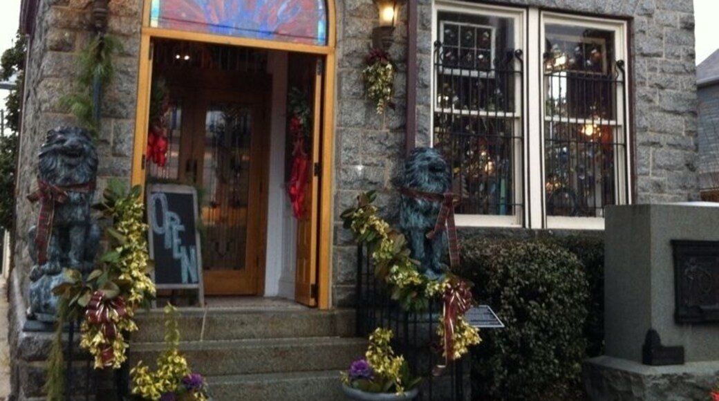 A converted bank. The safe built in 1903 is still inside. Lots of unique gifts and jewelry too.