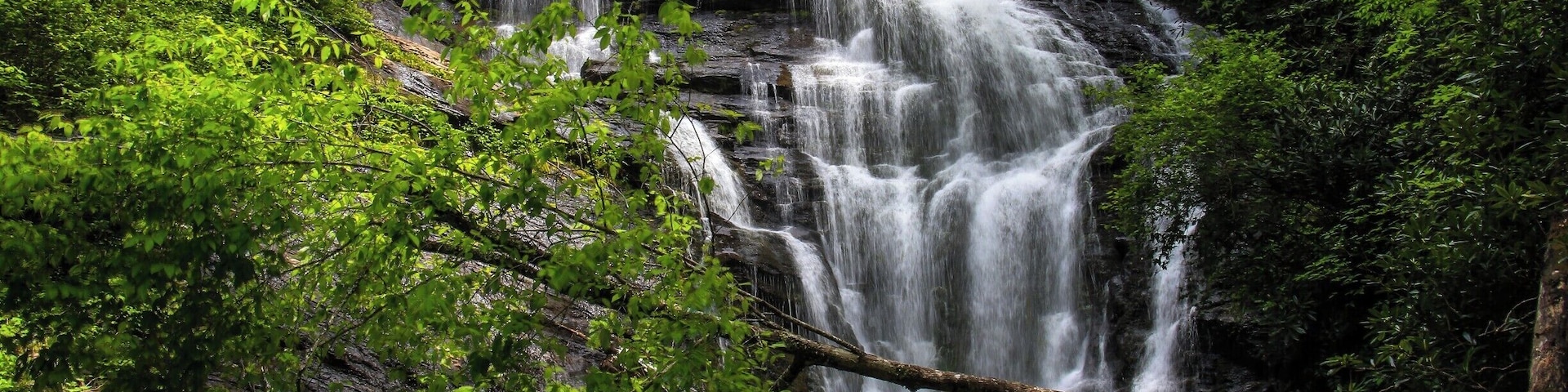 King Creek Falls of South Carolina. A picture perfect waterfall!
View a video guide of the falls here: https://www.hdcarolina.com/episode/king-creek-falls
#Waterfall