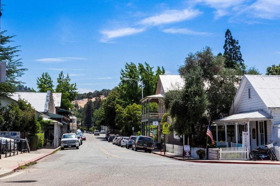 EJ6F3M The Main Street in Sutter Creek California in Amador County named after John Sutter who triggered the California Gold Rush