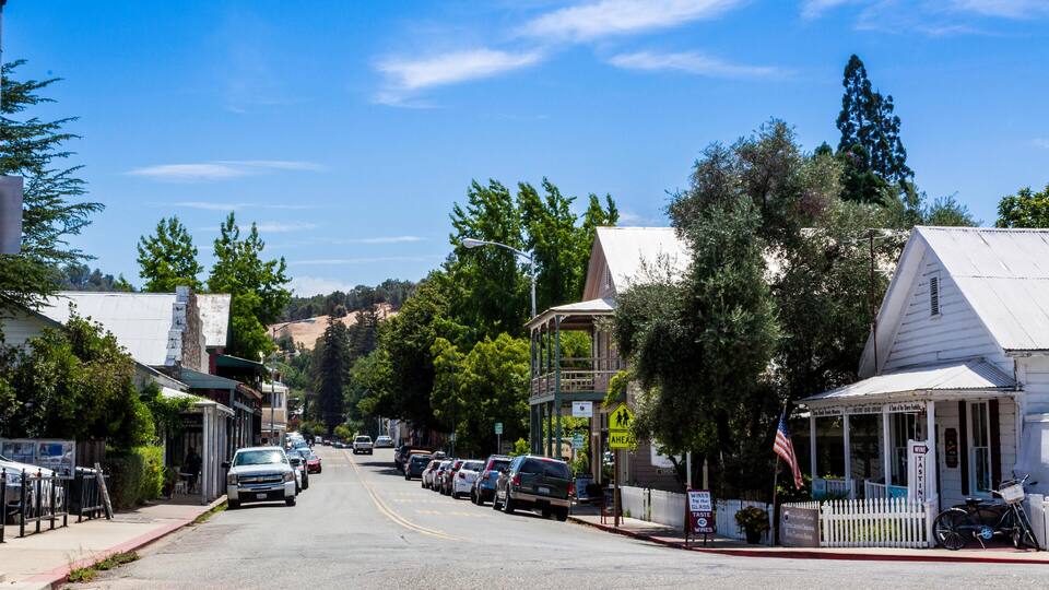 EJ6F3M The Main Street in Sutter Creek California in Amador County named after John Sutter who triggered the California Gold Rush
