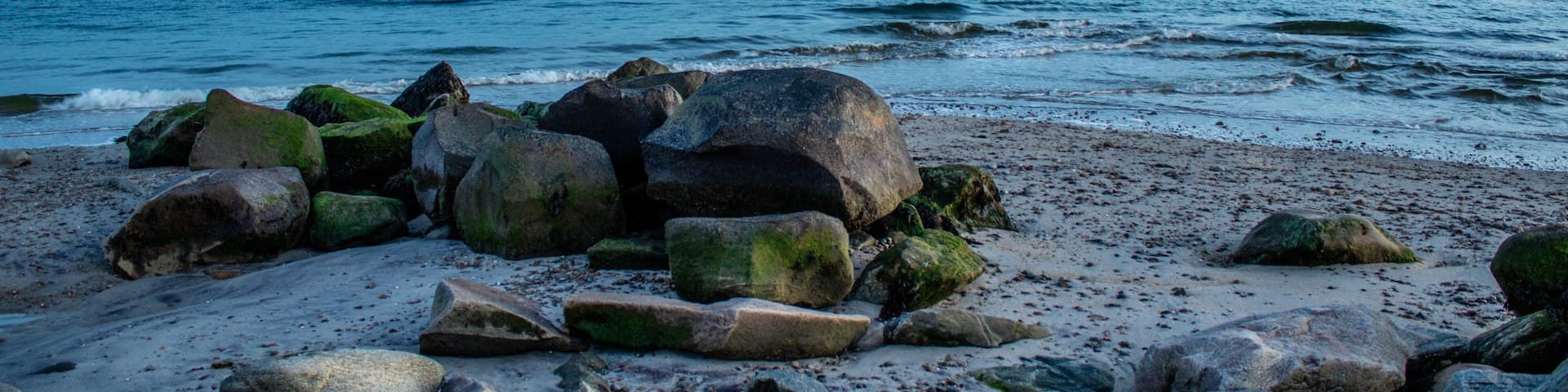 rocks at low tide on beach at Harkness State Park