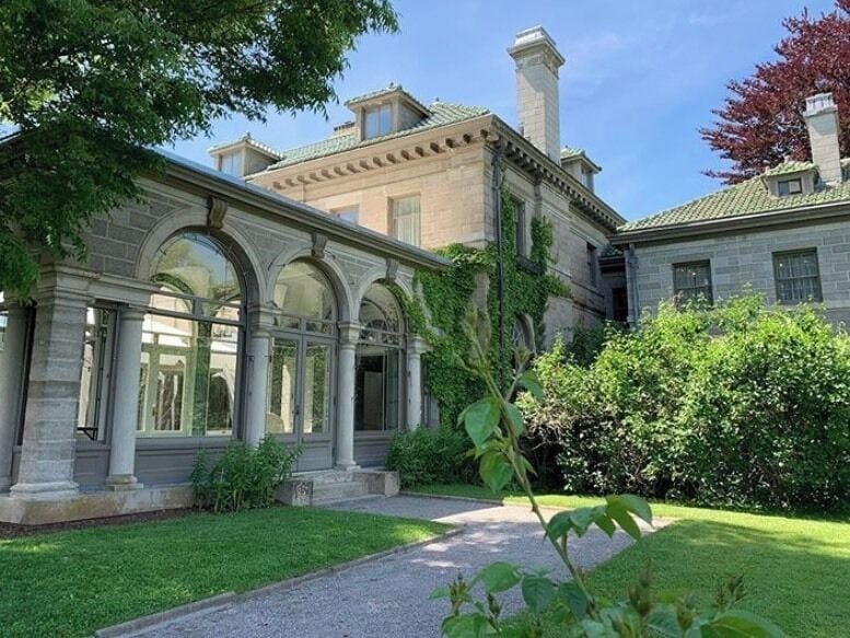 Beautiful wedding venue with amazing gardens on the state park.