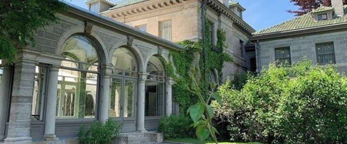 Beautiful wedding venue with amazing gardens on the state park.