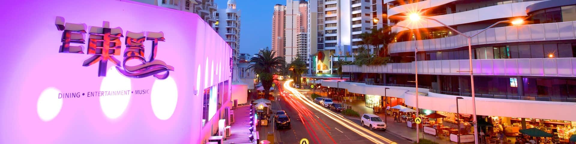 Broadbeach montrant building, signalisation et architecture moderne