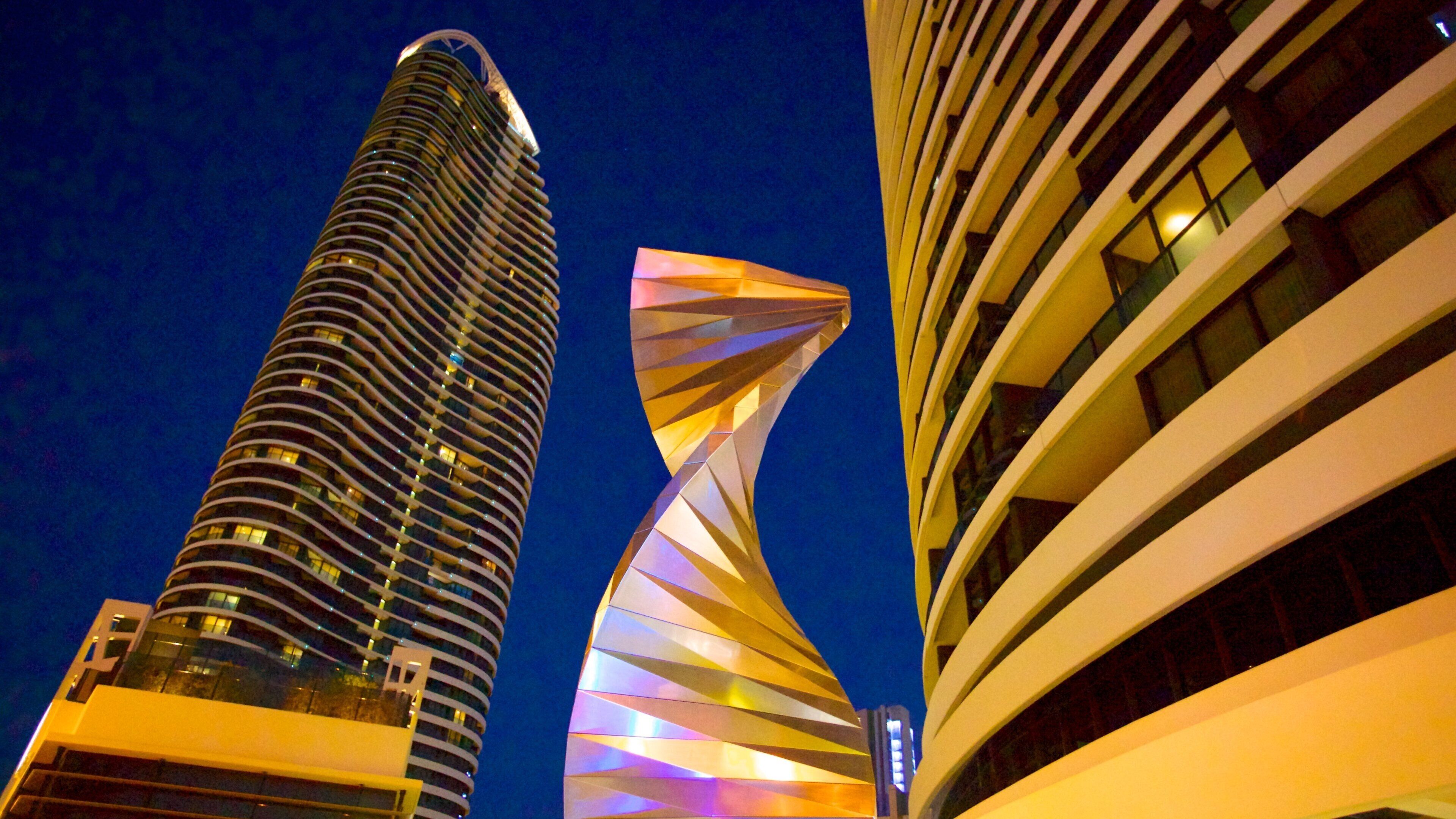 Broadbeach mostrando un rascacielos, arquitectura moderna y zona de negocios