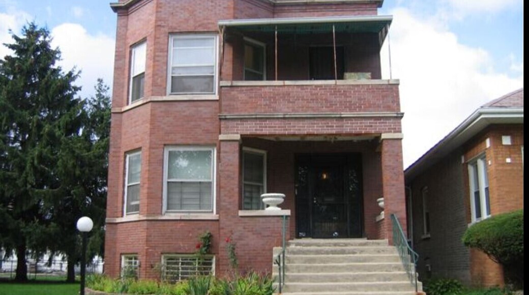 Al Capone's old Prairie avenue home before and today, 7244 South Prairie Avenue.
Built by it's original owners in 1914 at a cost of $5,000. With their roots still in New York , Al Capone and family began to move into the place on August 8, 1923. The ownership was under Mae and Theresa Capone. Frank Capone's funeral was held here. Theresa Capone passed away in this house in 1952.
On November 26,1947, the ownership was transferred to Mafalda Maritote. (Al's sister). After Theresa's death, she sold the house on January 15,1953, to a William B. Petty. It has changed hands since then and is currently for sale.