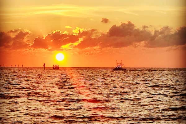 Florida’s gulf coast has some of the most beautiful sunsets. This picture was taken at Hudson Beach, luckily the weather has been beautiful all weekend and we were able to enjoy blue skies these weekend. #floridasunset #hudsonbeach #gulfofmexico #floridalifestyle #beachbum
