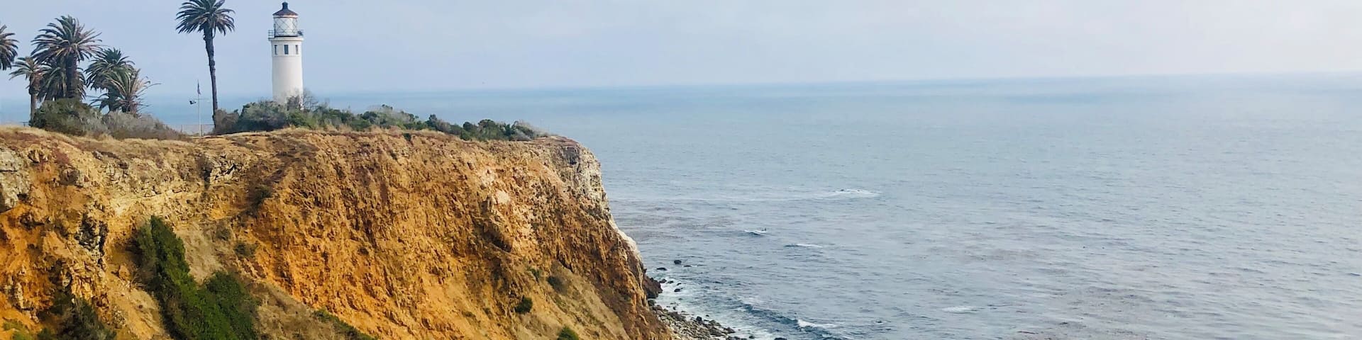 Small lighthouse sitting beautifully on the rocky coastline of Rancho Palos Verdes, California! #southerncalifornia