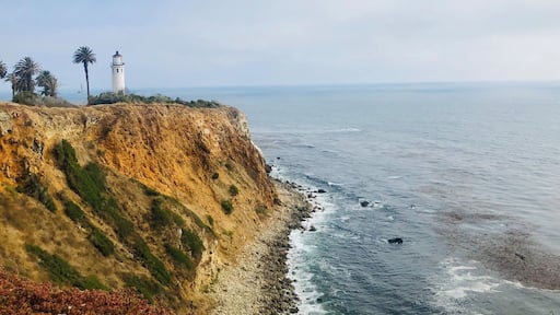 Small lighthouse sitting beautifully on the rocky coastline of Rancho Palos Verdes, California! #southerncalifornia