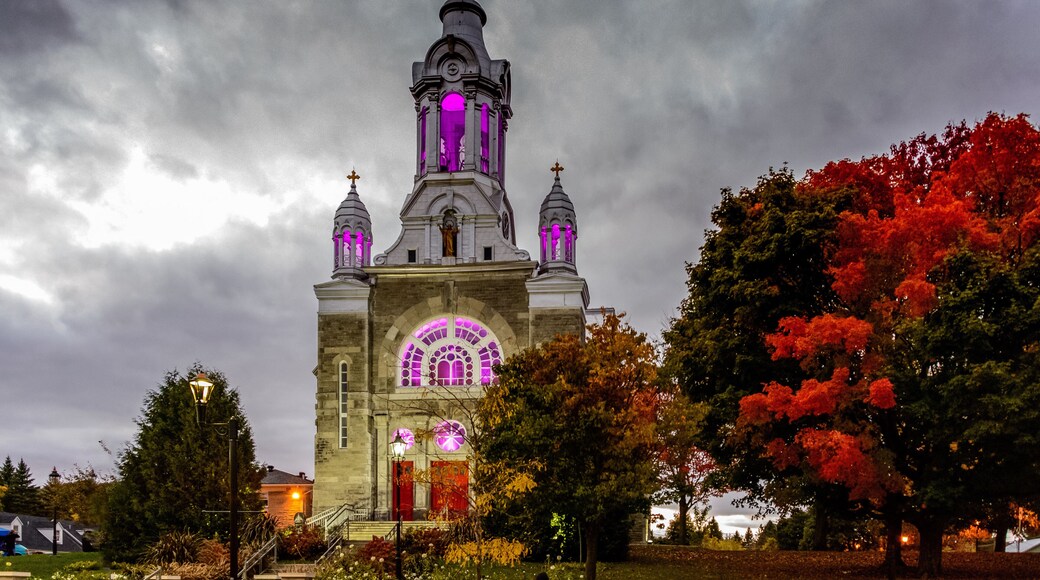 Église de St-Sauveur des monts au Québec, Canada, en automne