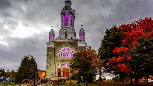 Église de St-Sauveur des monts au Québec, Canada, en automne