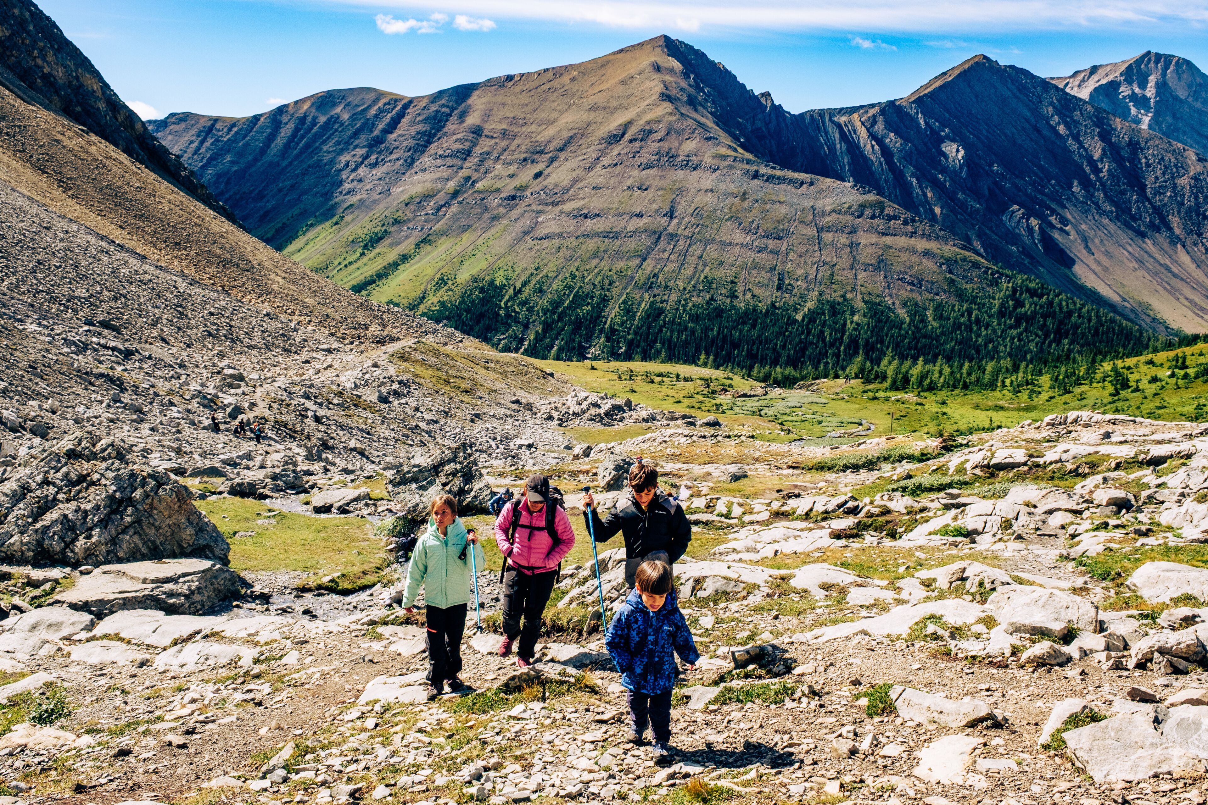 Un paisaje montañoso con excursionistas.