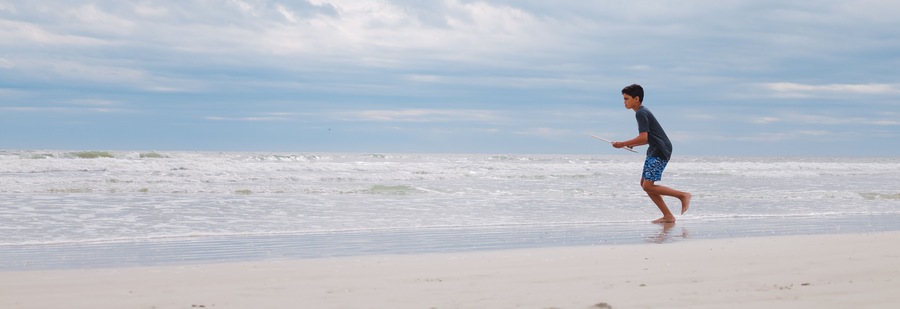 Una playa con olas y un cielo despejado.