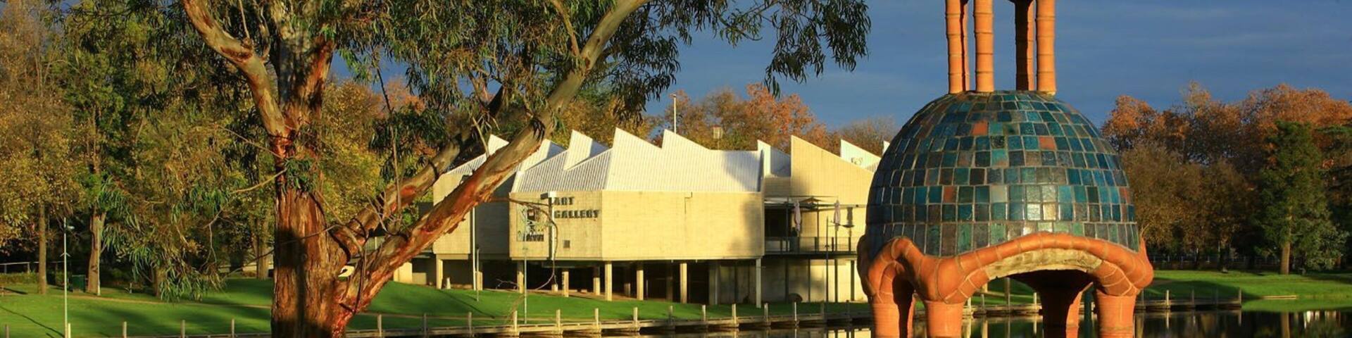 Benalla som inkluderar en sjö eller ett vattenhÄl