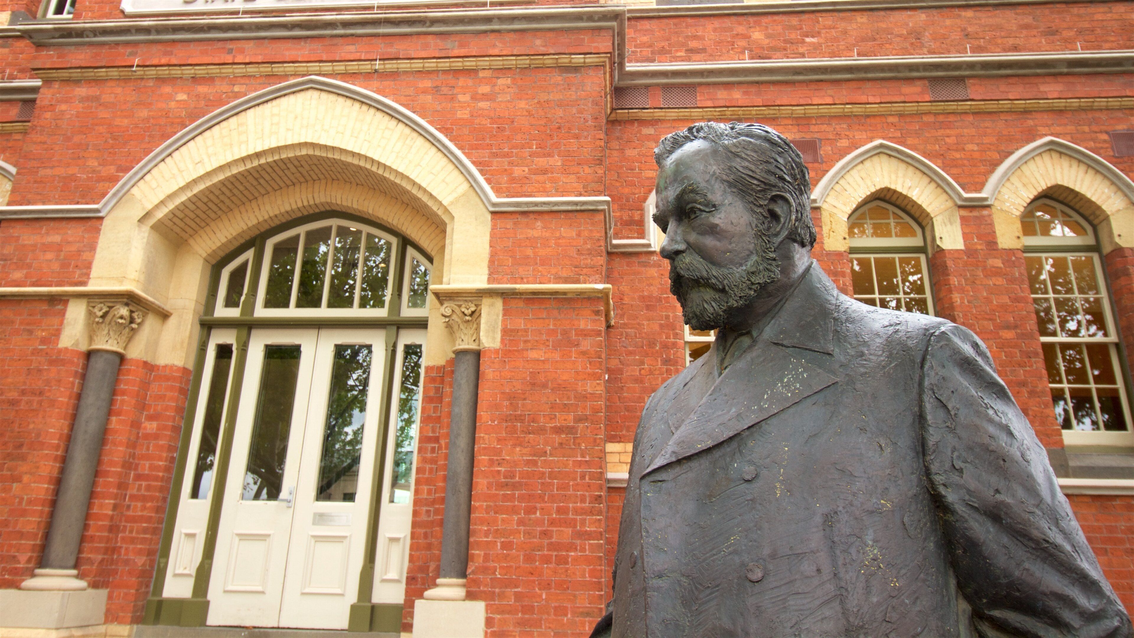 North Melbourne featuring a statue or sculpture