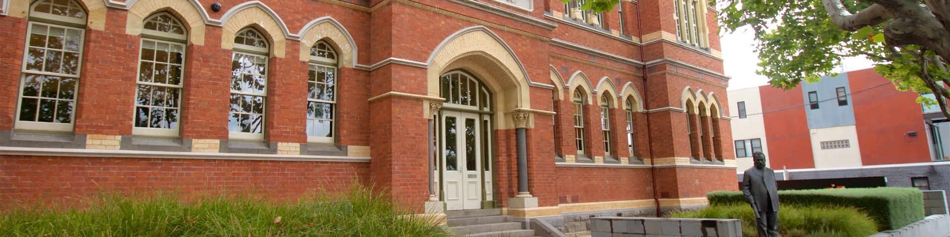 North Melbourne showing a statue or sculpture and heritage elements