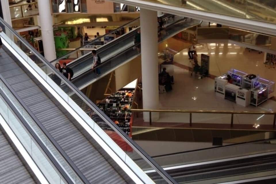 Ett stort varuhus med flera våningar som är sammanlänkade med rulltrappor.