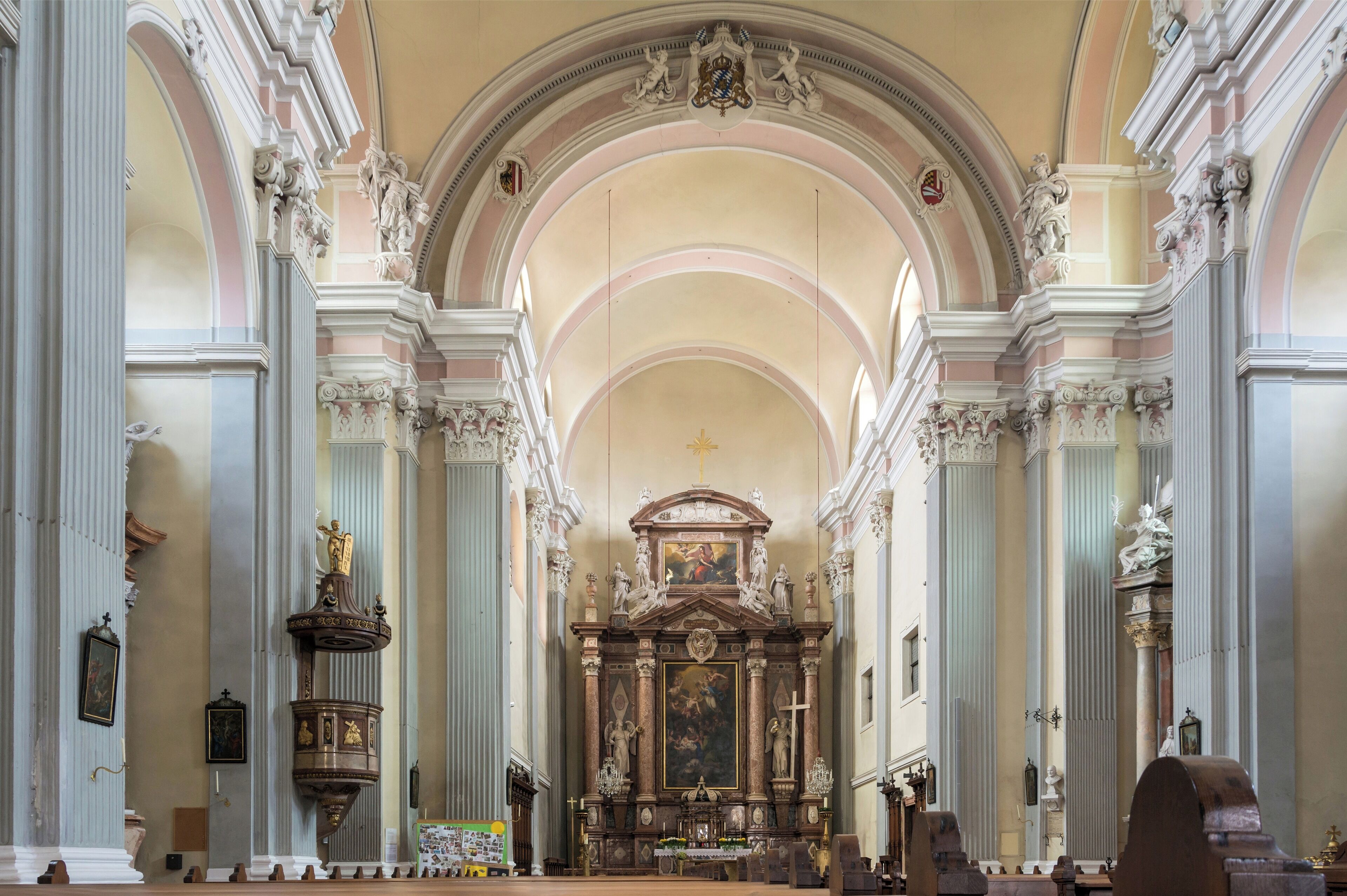 Catholic parish church St. George in Schärding. The marmoreal altar, made in 1677 by Johann Peter Spaz and first installed in the Carmelitess church of Regensburg, was transferred in 1814 to Schärding. The statues of the angels were made by Christian Jorhan d. J. (1815), the pictures are from Josef Bergler (altarpiece, 1815) und Josef Hauber (top piece, 1816).