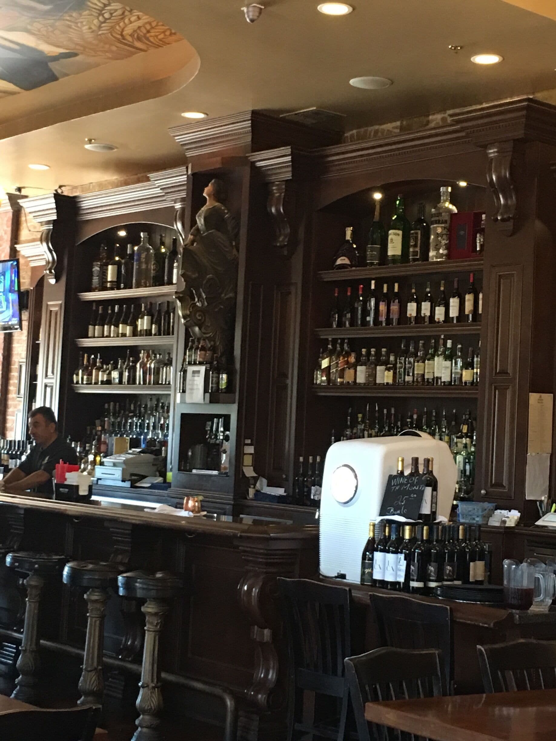 My kind of heaven... 🍷
Brewster's Bar and Grill
Galt, California, USA