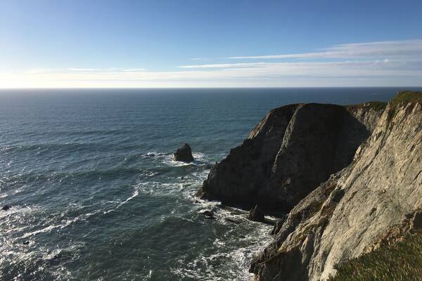 Une falaise côtière sur laquelle les vagues s'écrasent.