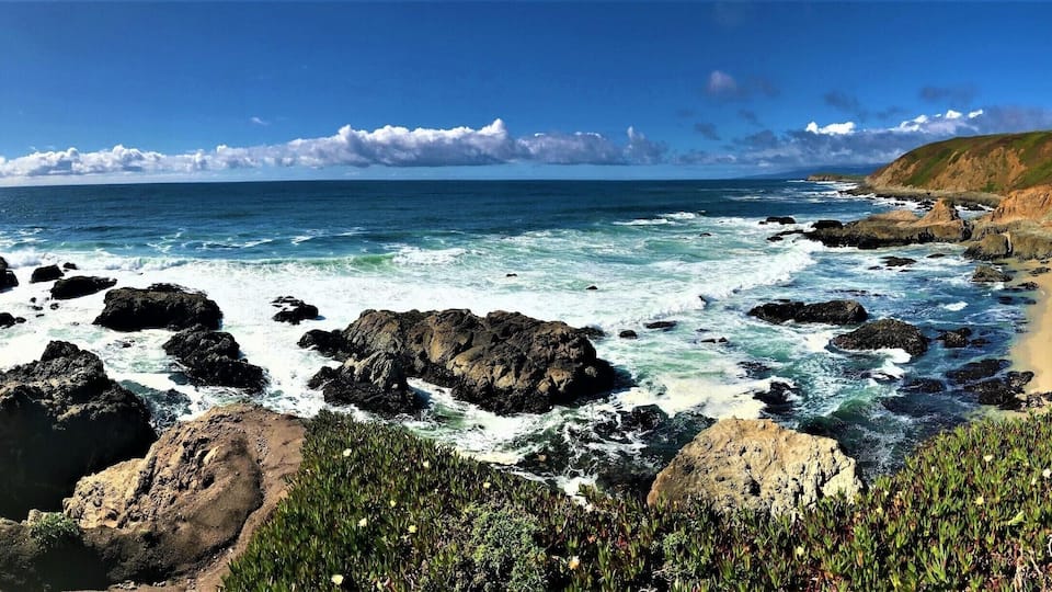 Beautiful semi-secluded beach. Perfect for whale watching around March/April. Scenery is absolutely stunning.
#LifeAtExpedia