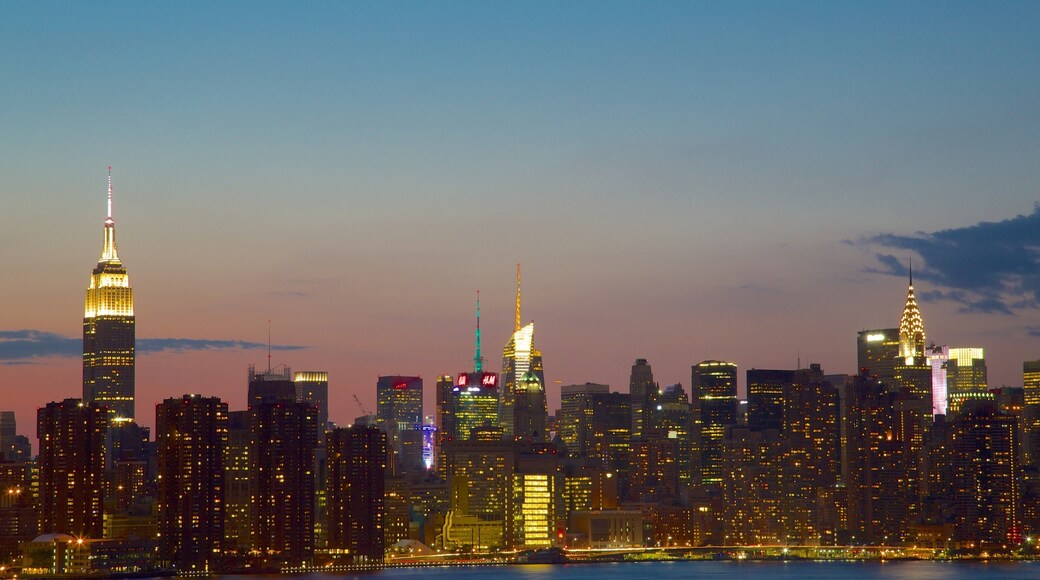 Brooklyn which includes skyline, a city and night scenes