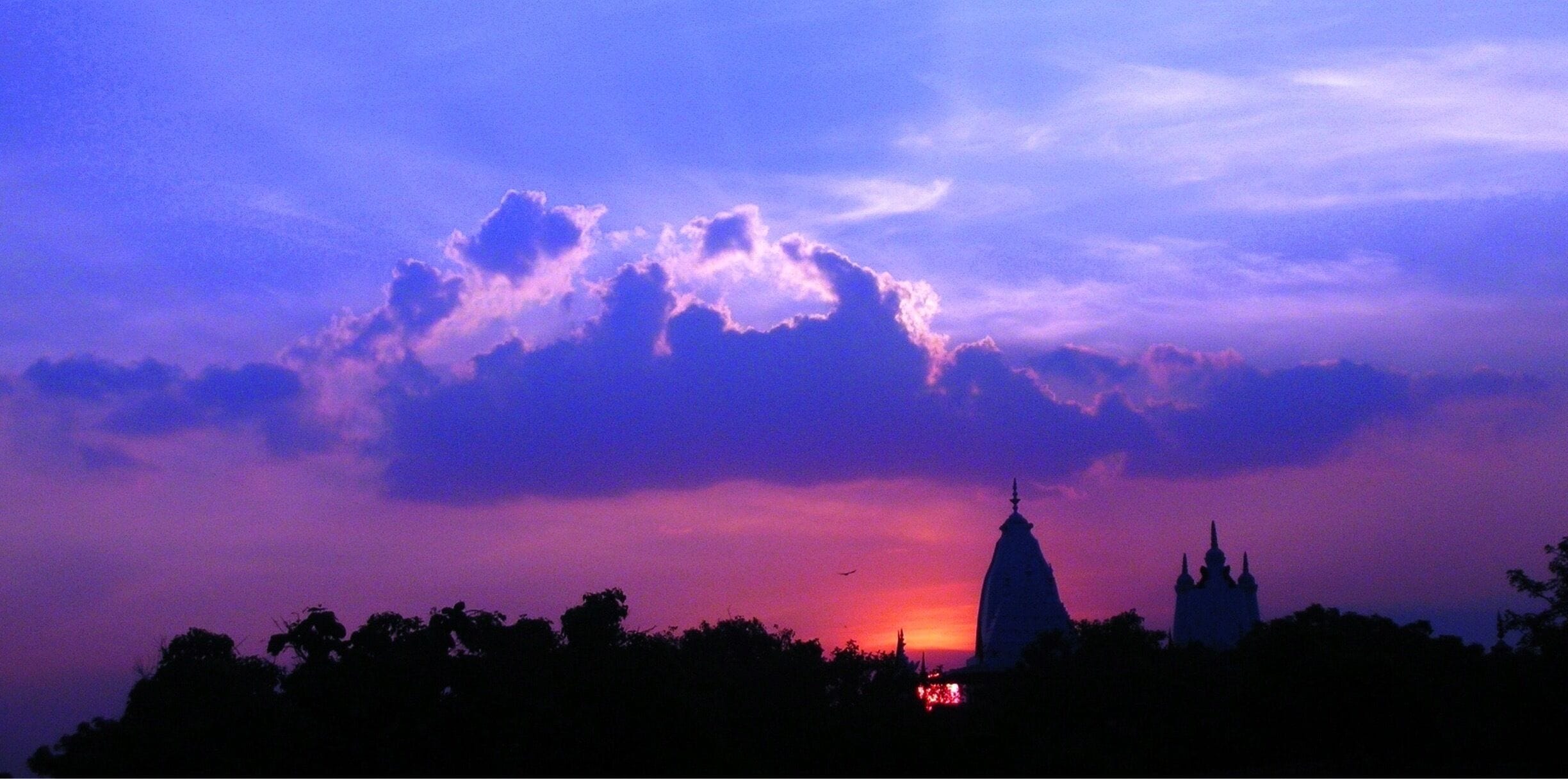 Sunset behind the temple. 
#GoldenHour