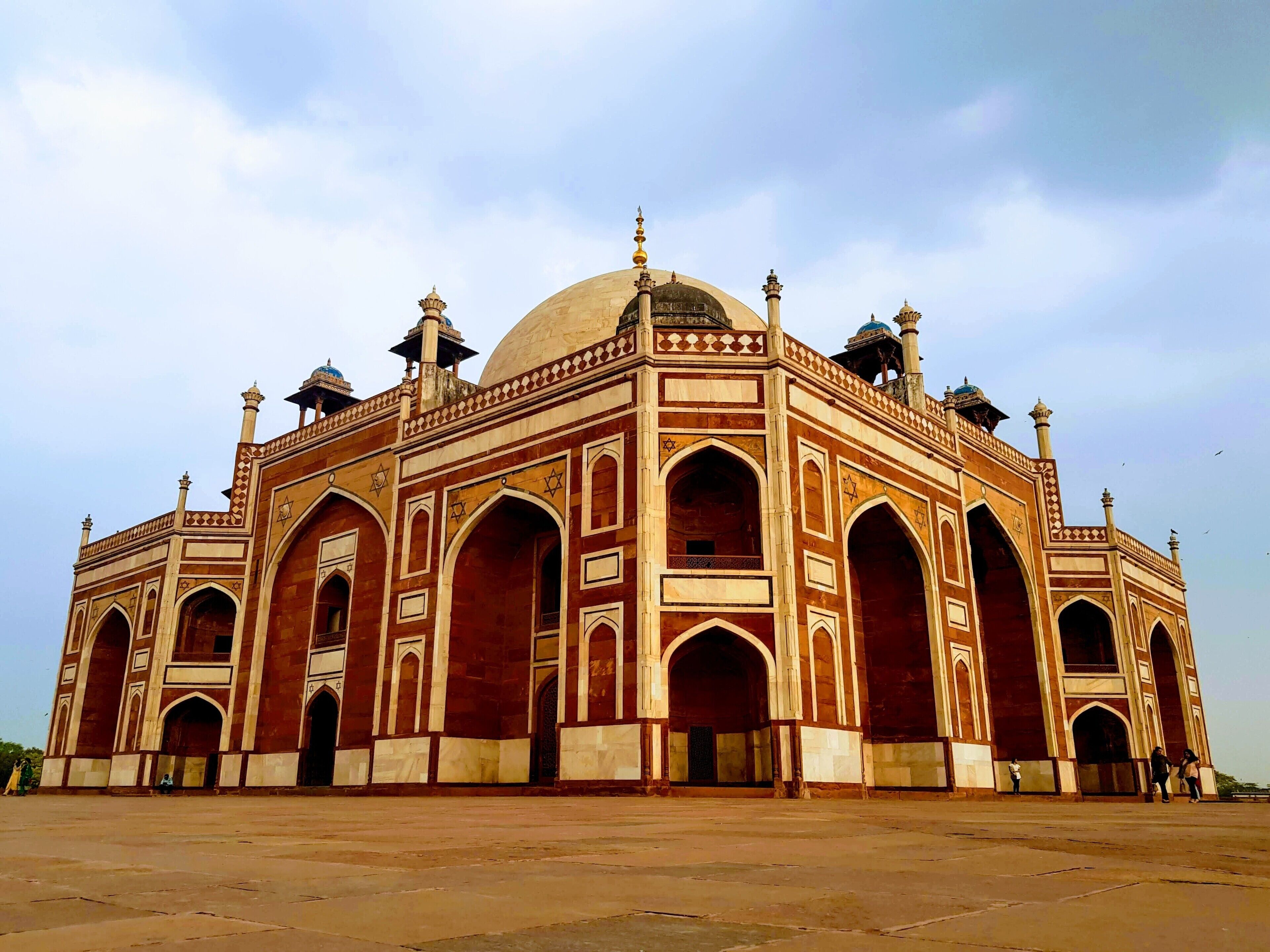 Humayun's tomb is the tomb of the Mughal Emperor Humayun in Delhi, India.
It's architecture was the model for The Taj Mahal.
#Mughals #architecture #history #india #lifeatexpedia 