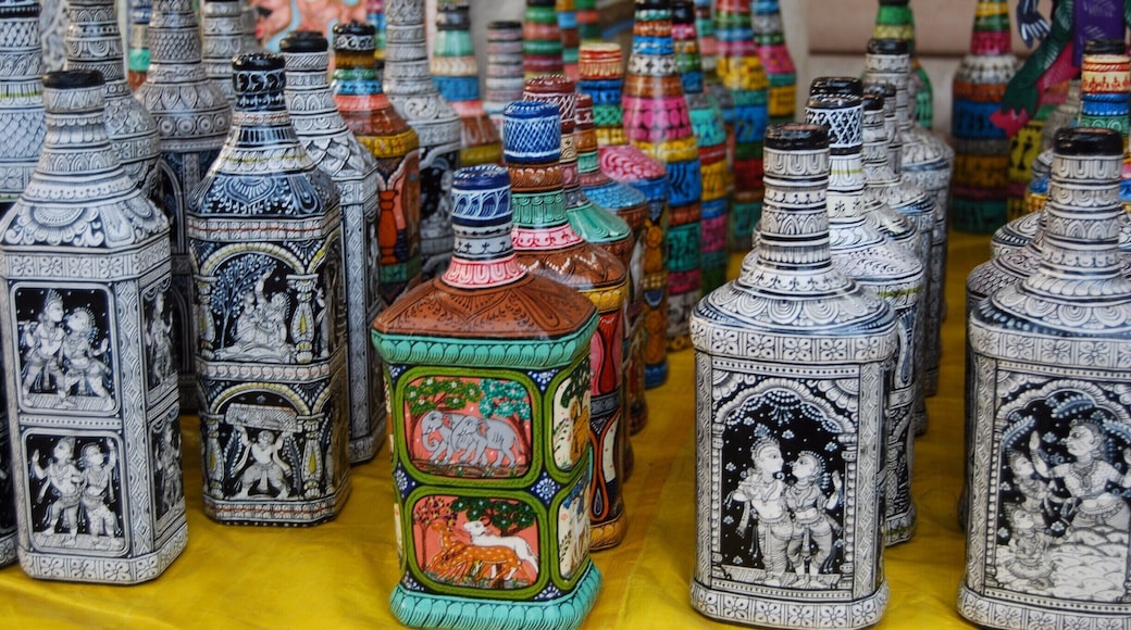 These delicate painted bottles are beautiful! I especially love the #colorful ones with the elephants! You can find these throughout Delhi where handicrafts are sold.
