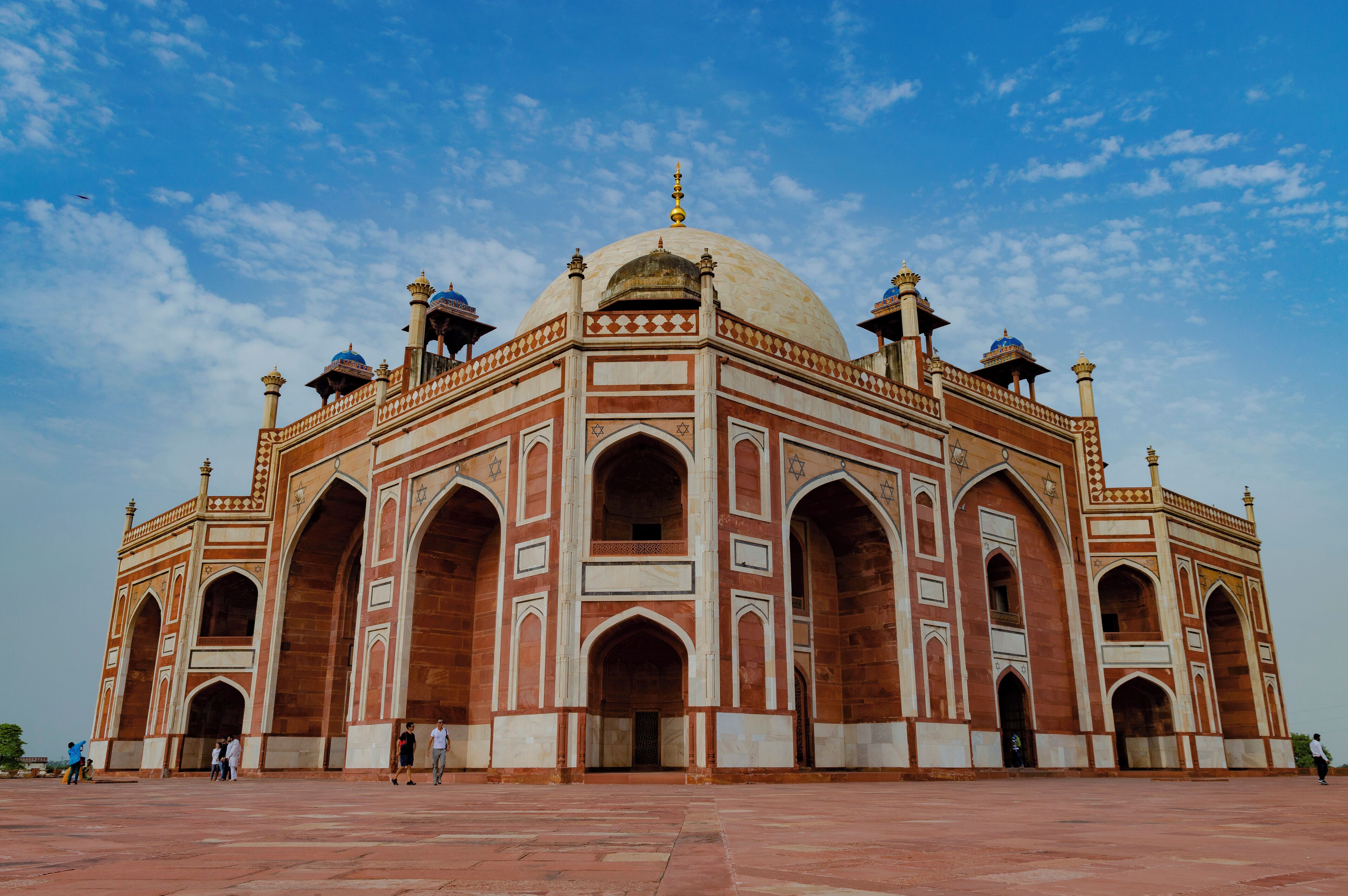 UNESCO World Heritage: Humayun Tomb!!!
Built in 1570; first garden-tomb on the Indian subcontinent in history. 
#lifeatexpedia
#likealocal
#unesco #heritage #cityscape #mughal #architecture #art #arch #history
