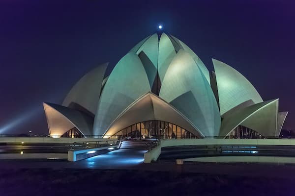 They say Sydney Opera House is a Lotus-shaped structure gone wrong, while this one is perfect! This gorgeous piece of #Architecture is on a side road behind Kalka Ji Temple in New Delhi. They allow photography!