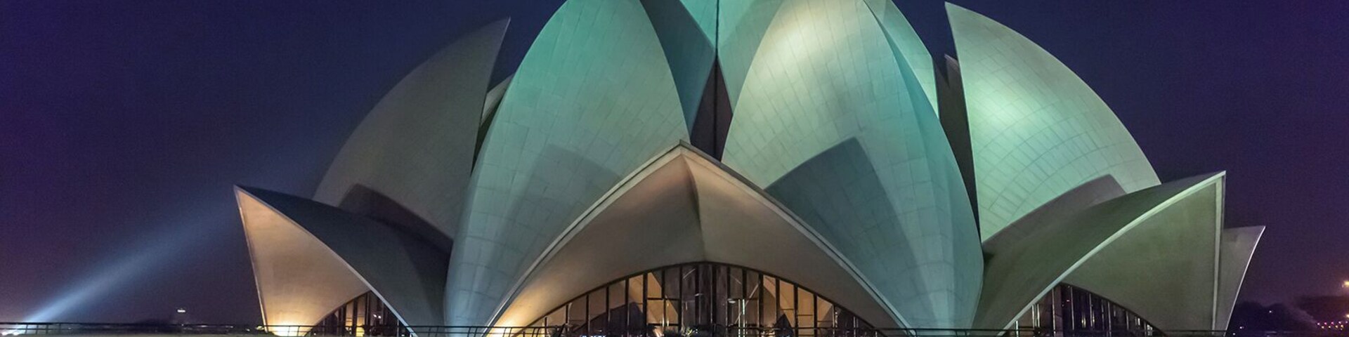 They say Sydney Opera House is a Lotus-shaped structure gone wrong, while this one is perfect! This gorgeous piece of #Architecture is on a side road behind Kalka Ji Temple in New Delhi. They allow photography!
