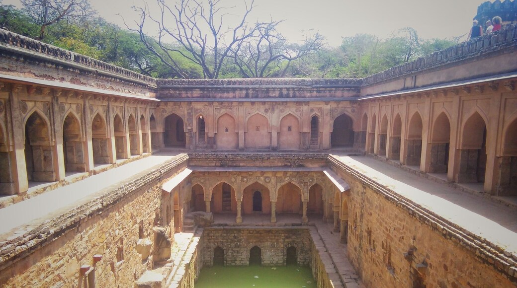 Rajon ki baoli is a stepwell dating back to 1506, built by Daulat Khan of Lodi era. Built to store water for dry summers, it was also a respite from the heat of the day for many travellers of the period.
Located in the heart of Mehrauli, it is surrounded by constructions of the bygone era, evoking a beautiful feeling of history.