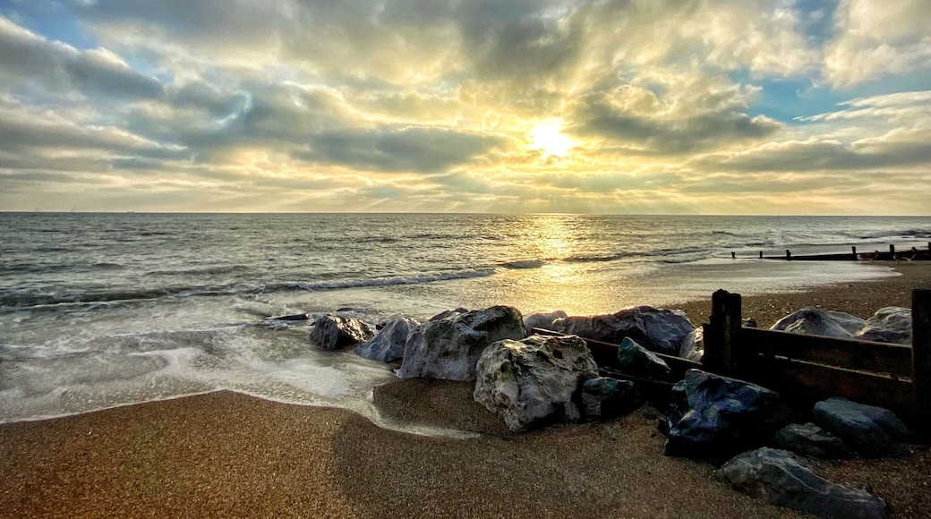 Love being on the coast and at this time of year the sun sets in the south. Such a relaxing way to end the day
#worthing #sunset #coast
