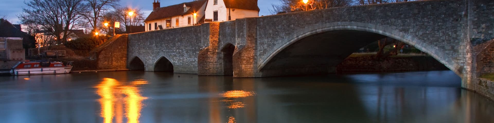 Evening scene on the river Thames near Oxford, UK.