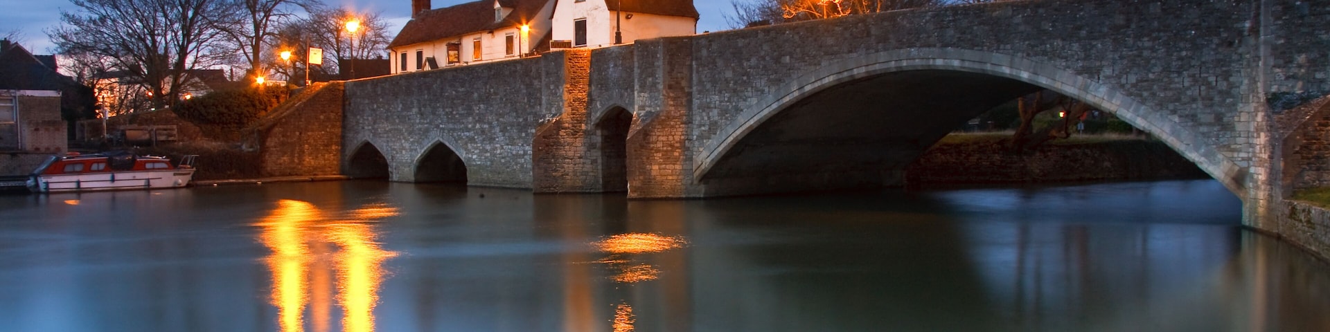 Evening scene on the river Thames near Oxford, UK.