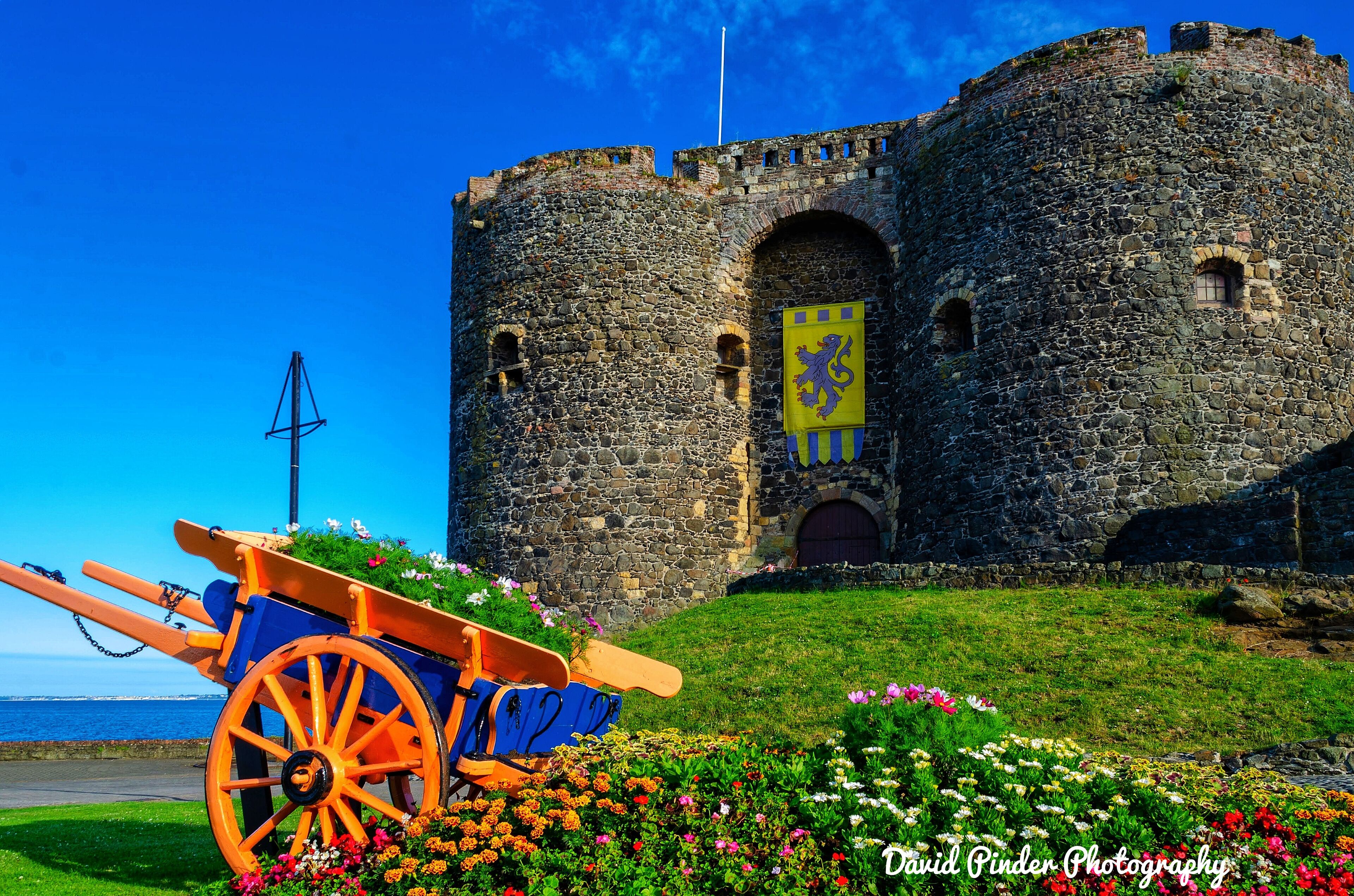 Carrickfergus Castle is a Norman castle in Northern Ireland, situated in the town of Carrickfergus in County Antrim, on the northern shore of Belfast Lough.
Besieged in turn by the Scots, Irish, English and French, the castle played an important military role until 1928 and remains one of the best preserved medieval structures in Ireland.
For more than 800 years, Carrickfergus Castle has been an imposing monument on the Northern Ireland landscape whether approached by land, sea or air. The castle now houses historical displays as well as cannons from the 17th to the 19th centuries.
.
.
.
.#gloriousbritain #northernireland #ukpotd #visitnorthernireland #carrickfergus #carrickferguscastle #castle #castles #northernirelandphotographer