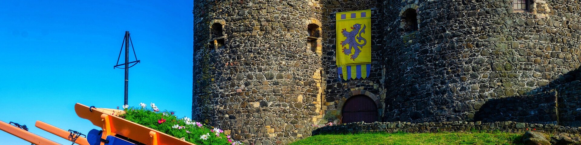 Carrickfergus Castle is a Norman castle in Northern Ireland, situated in the town of Carrickfergus in County Antrim, on the northern shore of Belfast Lough.
Besieged in turn by the Scots, Irish, English and French, the castle played an important military role until 1928 and remains one of the best preserved medieval structures in Ireland.
For more than 800 years, Carrickfergus Castle has been an imposing monument on the Northern Ireland landscape whether approached by land, sea or air. The castle now houses historical displays as well as cannons from the 17th to the 19th centuries.
.
.
.
.#gloriousbritain #northernireland #ukpotd #visitnorthernireland #carrickfergus #carrickferguscastle #castle #castles #northernirelandphotographer