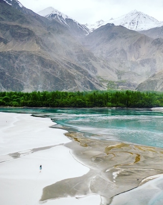 This magical place is one of many along the Karakoram Highway in Pakistan. It’s called the cold desert. White sand, tall peaks, blue water... there’s nothing else like it. It’s a magical place to explore. #Pakistan #Skardu #Travel