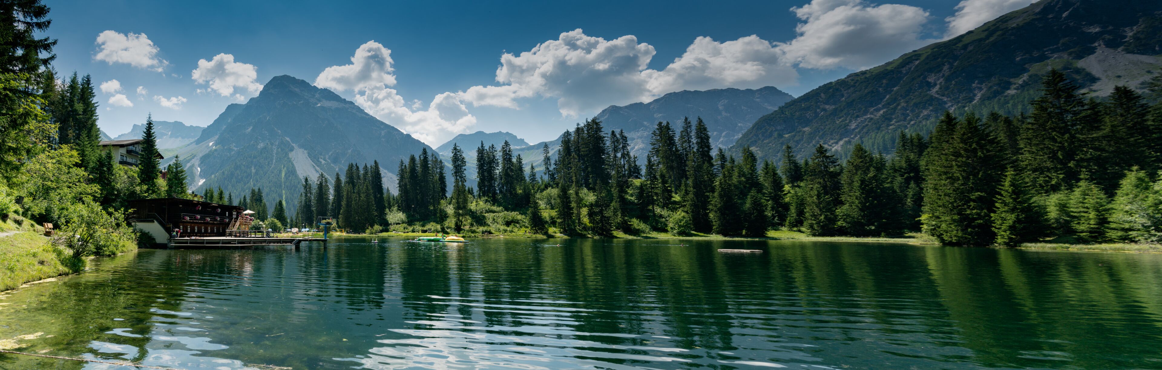 the picturesque Untersee lake in Arosa with the public swimming pool and a great mountain view