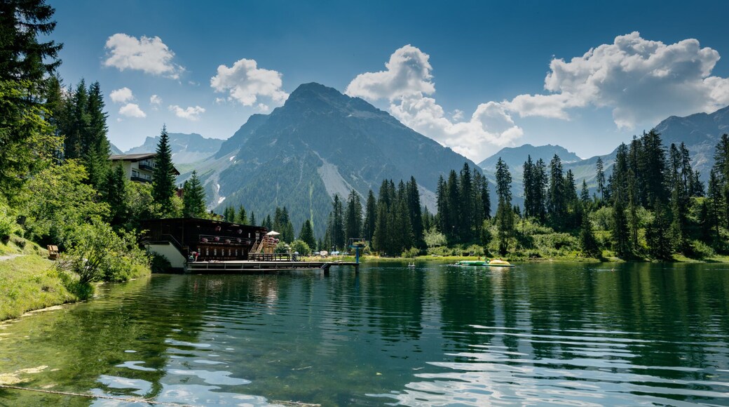 the picturesque Untersee lake in Arosa with the public swimming pool and a great mountain view