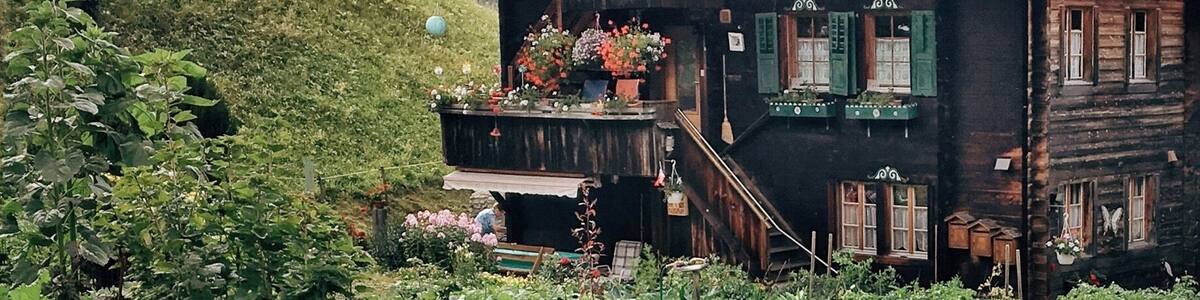 Mühlebach - the oldest village of Switzerland... I love the wooden houses that are burned black because of the sun. And yes - we get a lot of sun here 900 kilometres away from Hamburg. .
.
.
.
#mühlebach #switzerland #alpes #mountain #wallis #valais #schweiz