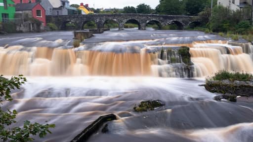 Cascada en el río Inagh a su paso por Ennistymon, condado de Clare, Irlanda