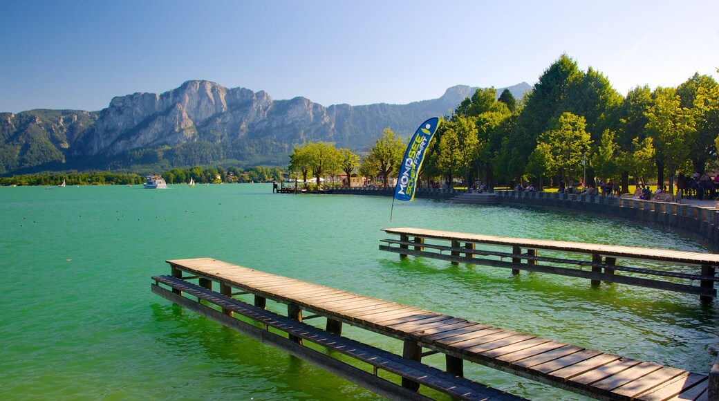 Mondsee ofreciendo una bahía o puerto, un lago o abrevadero y montañas