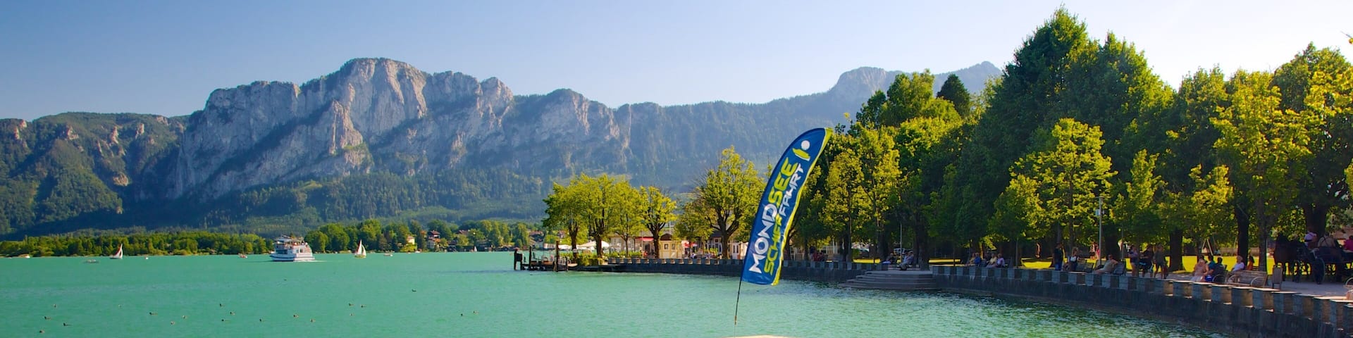 Mondsee welches beinhaltet Bucht oder Hafen, See oder Wasserstelle und Berge