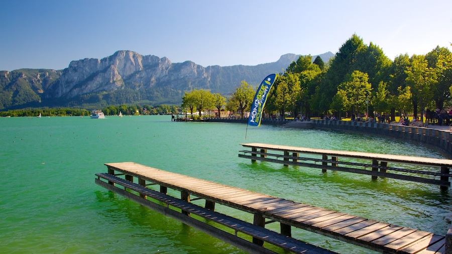 Mondsee welches beinhaltet Bucht oder Hafen, See oder Wasserstelle und Berge