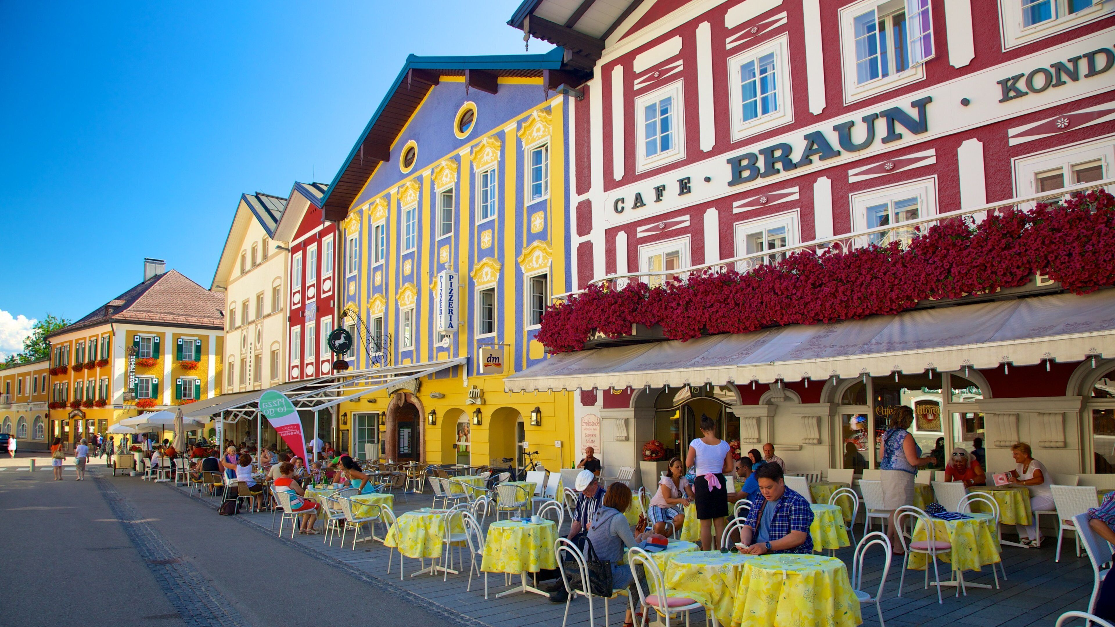 Mondsee ofreciendo comer al aire libre, escenas urbanas y una pequeña ciudad o pueblo