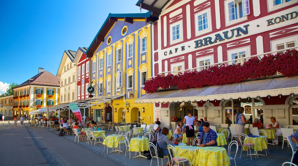 Mondsee ofreciendo comer al aire libre, escenas urbanas y una pequeña ciudad o pueblo
