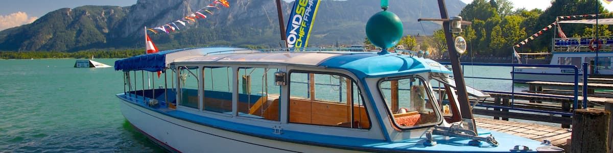 Un bateau nommé « MONDSSEE » était amarré à un quai, avec des montagnes en toile de fond.