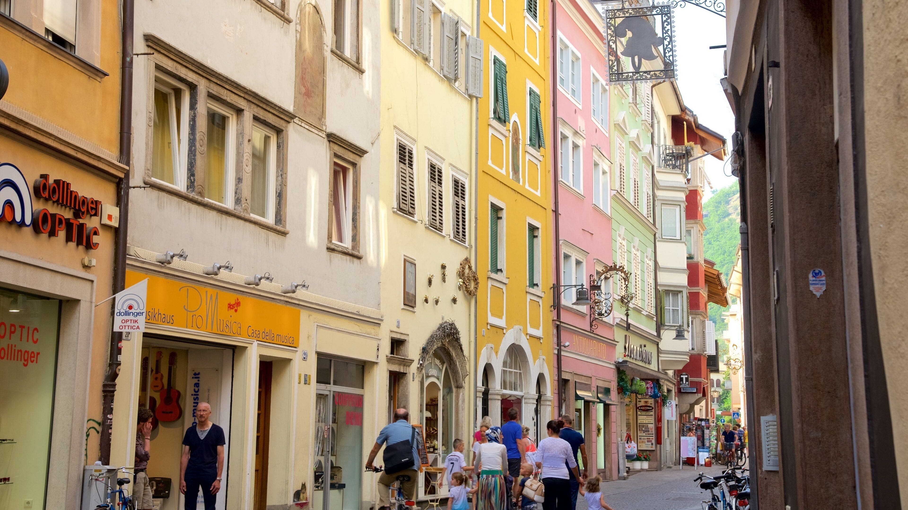 Bolzano som inkluderer gatescener i tillegg til familie